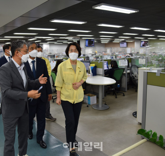 임혜숙 과기부 장관, 홈앤쇼핑 상암 콜센터 현장 점검