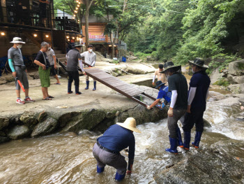 '슬금슬금 고개드는 계곡 불법시설'…양주시, 장흥유원지 행정대집행