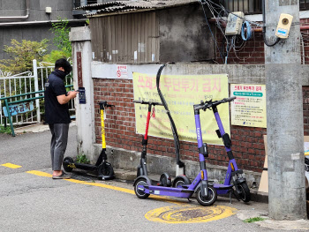 길가의 무법주차 킥보드…“3분 출동으로 해결해요”