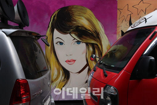 윤석열 캠프 “쥴리 벽화, 법적 대응 안할 것”