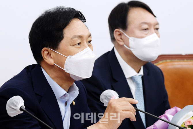 [포토]윤석열 전 총장 입당 환영하는 김기현 원내대표