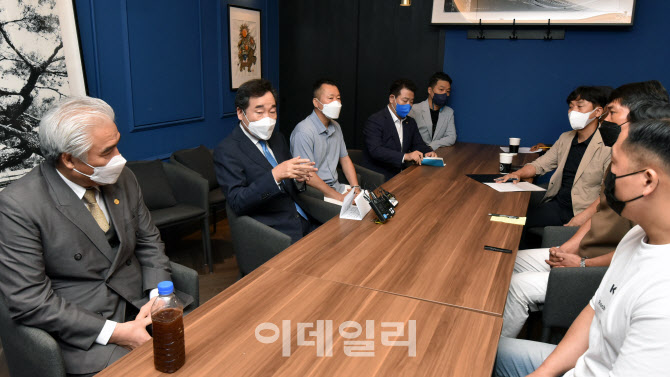 [포토]실내체육시설 업주들 만난 이낙연 더불어민주당 대선 후보
