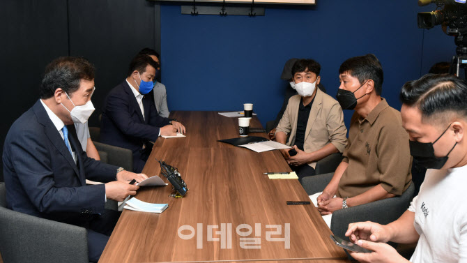 [포토]실내체육시설 업주들 발언 경청하는 이낙연 더불어민주당 대선 후보