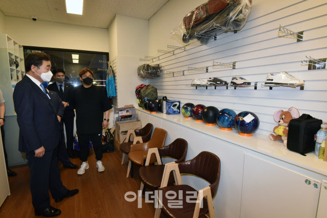 [포토]실내체육시설 둘러보는 이낙연 더불어민주당 대선 후보