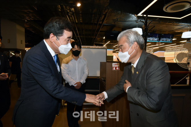 [포토]실내체육시설 업주들 만난 이낙연