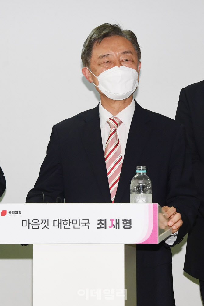 [포토]최재형, 캠프 첫 손님에 예비역장성 초청