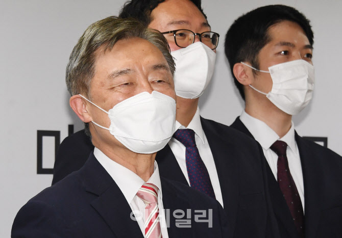 [포토]최재형, 캠프 첫 손님으로 예비역장성 초청…안보 의지 표출