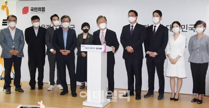 [포토]최재형 전 감사원장, 캠프 첫 손님으로 예비역장성 초청…안보 의지 표출