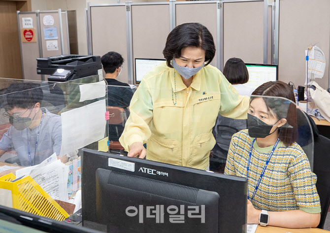 [포토] 새내기 공무원 격려하는 김수영 양천구청장