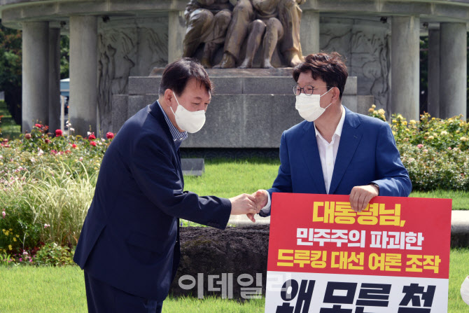 [포토]권성동 국회의원의 1인시위 현장 방문한 윤석열