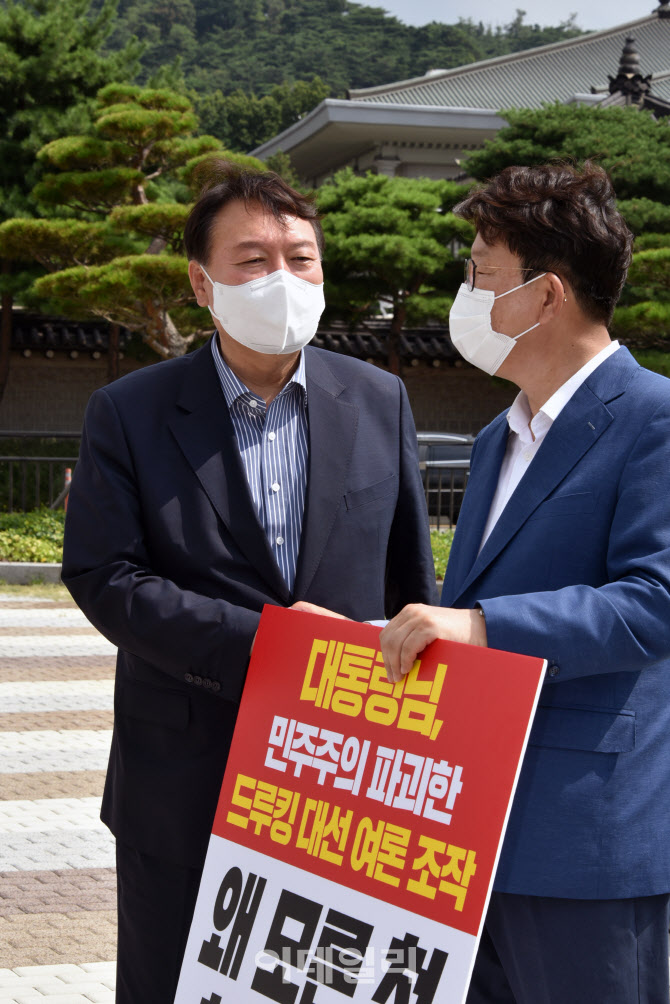 [포토]권성동 국회의원 1인시위 현장 방문한 윤석열 전 총장