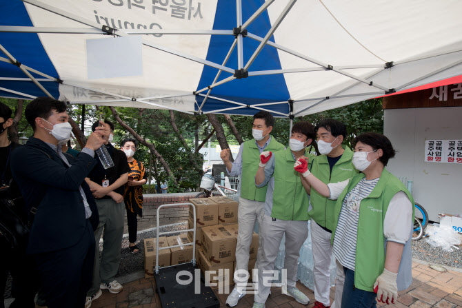 [포토]봉사활동하며 기념촬영하는 김태호-이준석-안상수-윤희숙