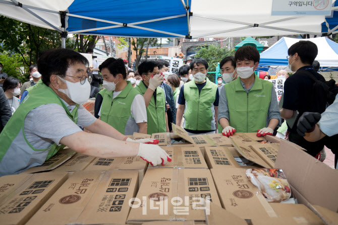 [포토]동자동 쪽방촌에 삼계탕 배달 나선 국민의힘 경선후보들