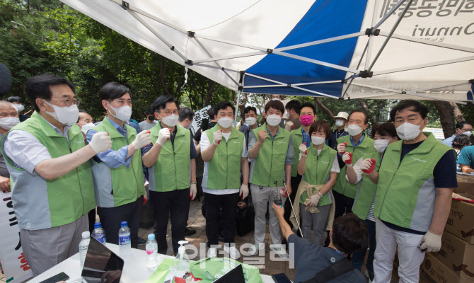 [포토]파이팅 외치는 이준석 대표와 국민의힘 대선 경선주자들