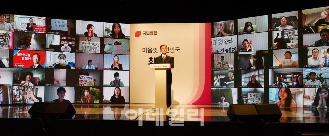 [포토]최재형 전 감사원장, "무너져가는 대한민국 지켜볼 수 없었다"