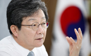 유승민, 저출생 공약 발표…"육아휴직 3년·아동수당 18세로 확대"