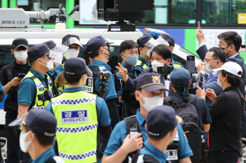 "광복절 집회 무조건 막아라"…민노총 때보다 대응 단계 높이나