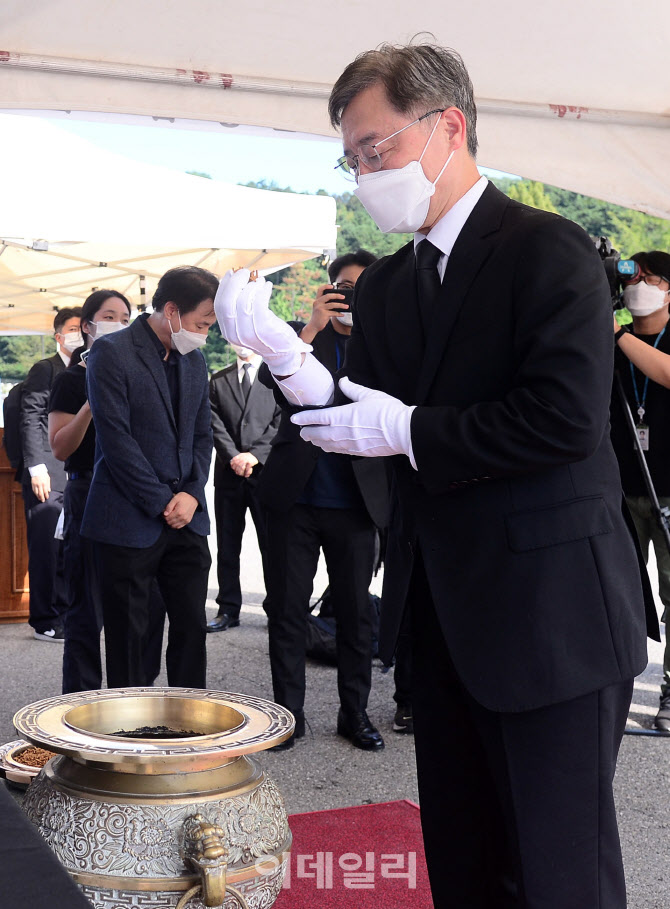 [포토]현충원 참배한 최재형, "순국선열 희생, 헛되지 않게 하겠다"