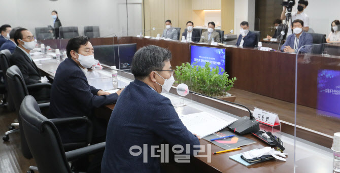 [포토]김동연 前 경제부총리, 중기중앙회 찾아 中企 기업인과 간담회 가져