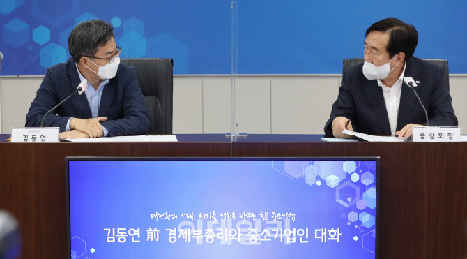 [포토]이야기 나누는 김동연-김기문