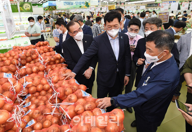 [포토]양파 살펴보는 송영길 대표