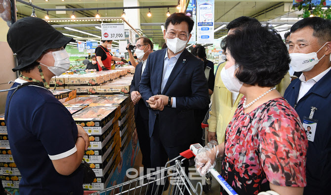 [포토]송영길 더불어민주당 대표, 농산물 등 장바구니 물가 현장점검