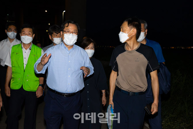 [포토]한강변 동양하루살이 방재 현장 찾은 조광한 남양주시장