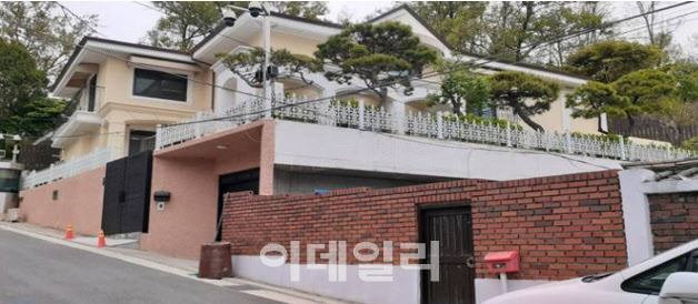 박근혜 내곡동 자택, 공매입찰 시작…누구 품으로?