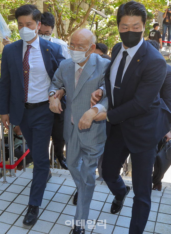[포토]부축 받으며 법정으로 향하는 전두환 전 대통령