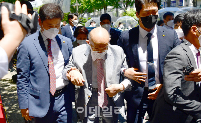 [포토]항소심 재판에 출석하는 전두환 전 대통령