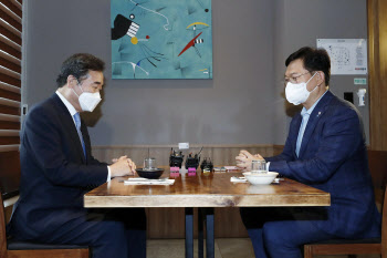 이낙연과 막걸리 마신 송영길, '이심송심' 논란 사그라들까