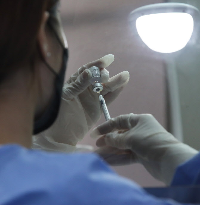 모더나 접종 후 20대 여성 사망…질병청이 '혈전증 검사' 거부했다