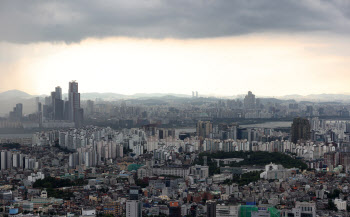 집값 잡겠다더니 증세 효과만 본 文정부