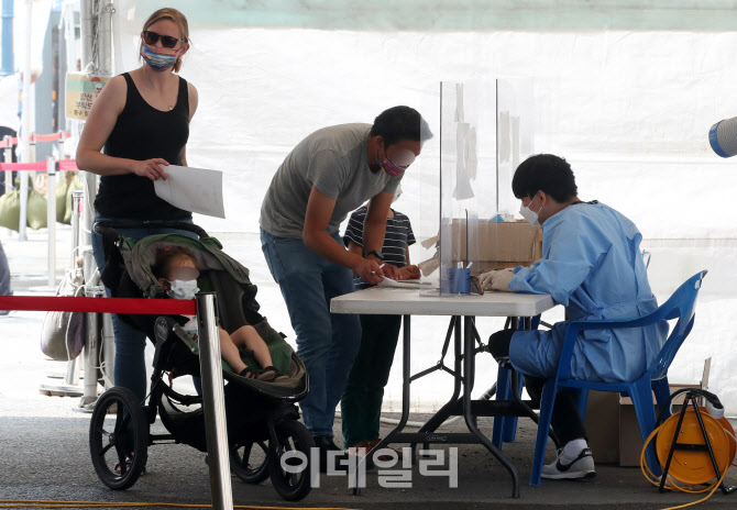 [포토]잡히지 않는 코로나19 확산세…신규확진 2천명대