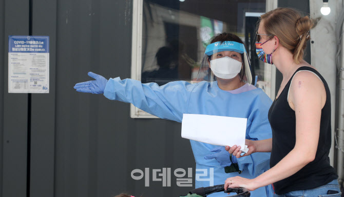 [포토]신규확진 2천223명, 첫 2천명대 기록…전국 곳곳 동시다발 확산