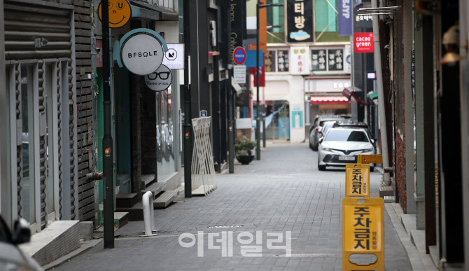 [포토]코로나로 손님 끊기고, 인건비·임차료 폭등…명동 '폐업 도미노'