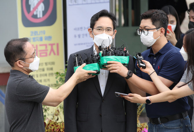 수감 전보다 수척해진 이재용…노타이 차림에 빈손으로 출소