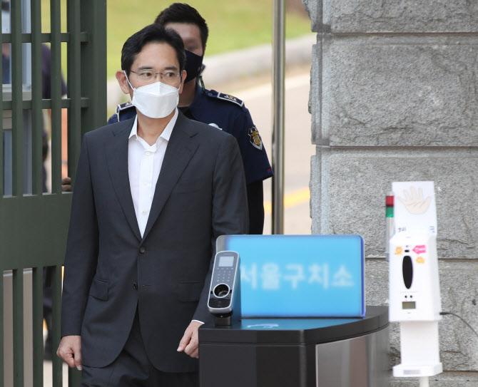 "열심히 하겠다"는 JY, 출소 후 서초사옥行…사실상 '경영복귀' 선언