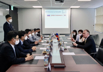 러시아 백신 '스푸트니크' 기술이전 총책임자, 휴메딕스 공장 방문
