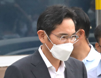이재용 가석방 당일 침묵 깬 文대통령… ‘반도체·백신 역할론’ 암시(종합)