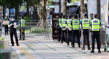 보수단체 ‘걷기대회’ 예고에…경찰, 도심 차벽·검문 ‘만반태세’