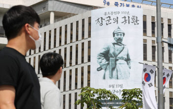 홍범도 장군, 78년 만에 고국으로…유해 실은 특별기 카자흐 이륙