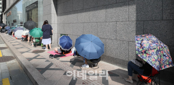 [포토]명품관 앞 긴 줄