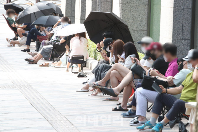 [포토]대체휴무일 백화점 쇼핑을 위해 줄 선 시민들