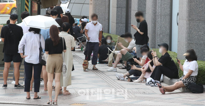 [포토]대체휴무일 백화점 명품관 앞 긴 줄