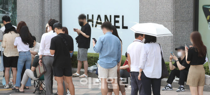 [포토]오픈 전부터 북적이는 백화점 명품관