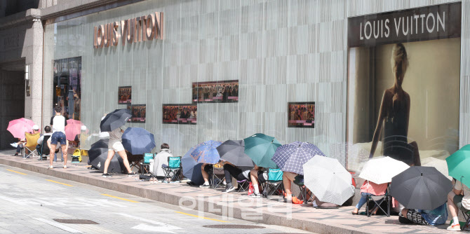 [포토]대체휴무일, 백화점 명품관 입장을 기다리는 시민들