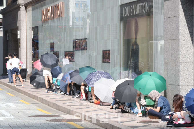 [포토]대체휴무일, 백화점 입장을 기다리는 시민들