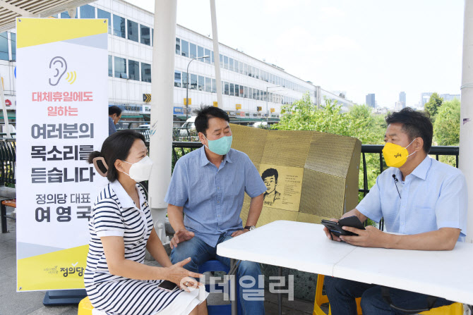 [포토]노동자들의 고충청취하는 여영국 정의당 대표