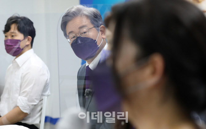 [포토]여성들의 정책 제안 경청하는 이재명